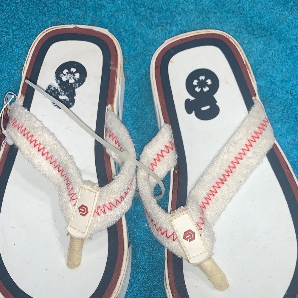 Stylish Kids Flip Flops with Red and White Accents - Picture 2 of 7